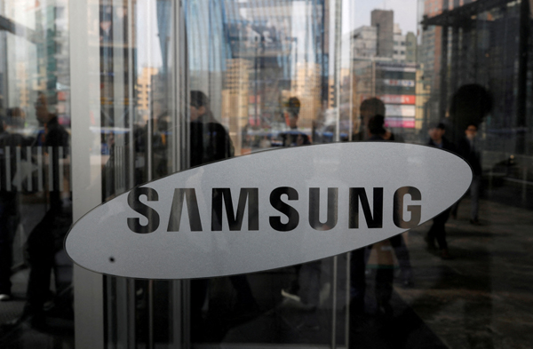 FILE PHOTO: The logo of Samsung Electronics is seen at its office building in Seoul, South Korea, March 23, 2018. REUTERS/Kim Hong-Ji//File Photo