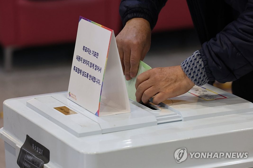 전국서 일제히 시작된 22대 총선 = 제22대 국회의원선거 투표일인 10일 오전 서울 광진문화예술관에 설치된 자양3동 제7투표소에서 유권자가 투표용지를 투표함에 넣고 있다. [연합]